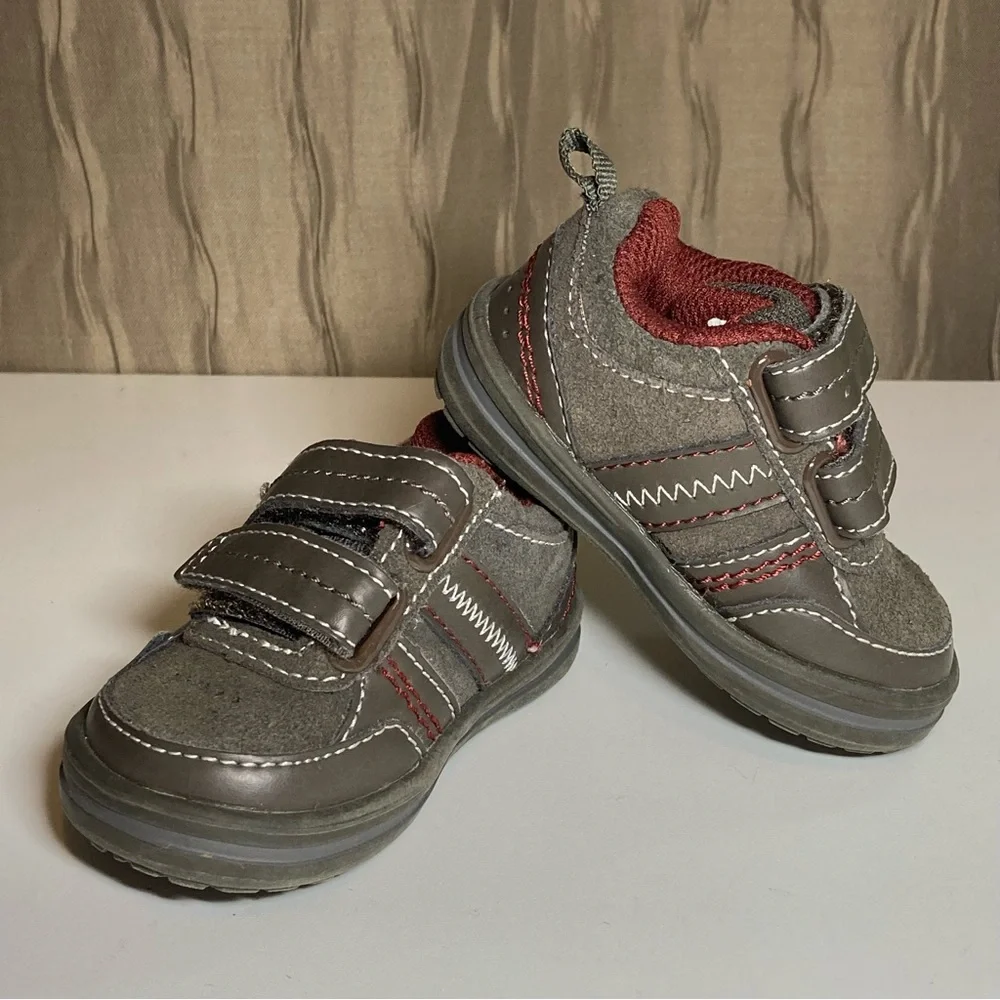 🌺 Genuine Kids OshKosh Infant Baby Size 2 Sneakers Two Strap